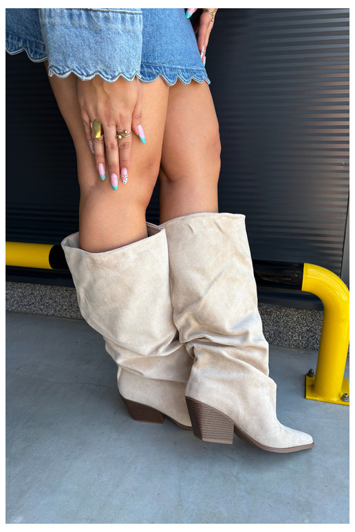 Damen Overknee-Stiefel mit gebogener Oberseite und Absätzen aus Wildleder in sandfarbener Durela