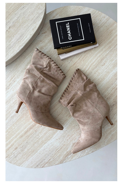 Falten ankle boots mit dünnen Absätzen in sandfarbener Herella
