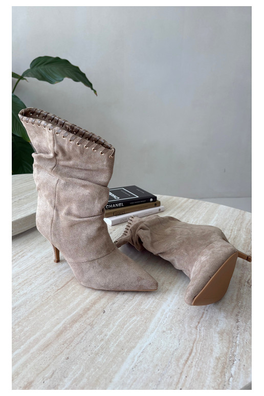 Falten ankle boots mit dünnen Absätzen in sandfarbener Herella