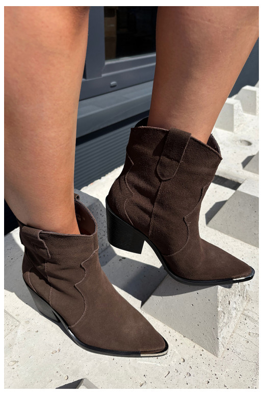 Schokoladenfarbene Wildleder-Cowboystiefel mit Isolierung und Absätzen Pelsa