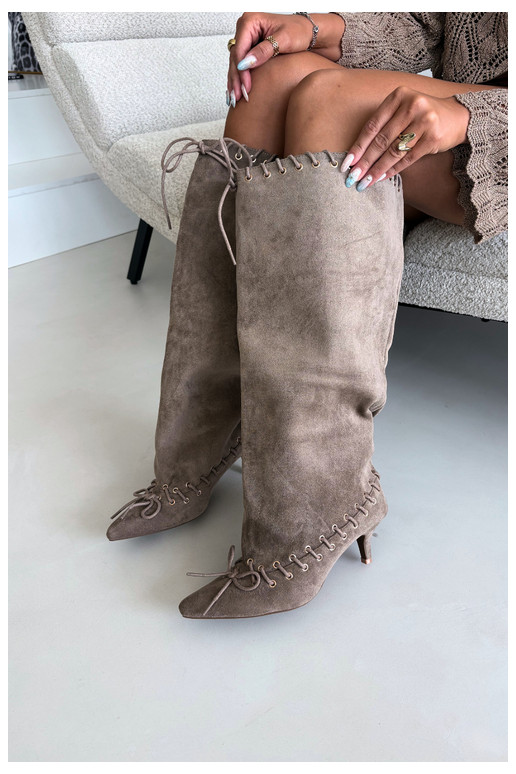 Stiefel bis zum Knie mit mittelhohem Absatz aus Kunstveloursleder mit dekorativen Schnürsenkeln in Sandfarbe Juletta