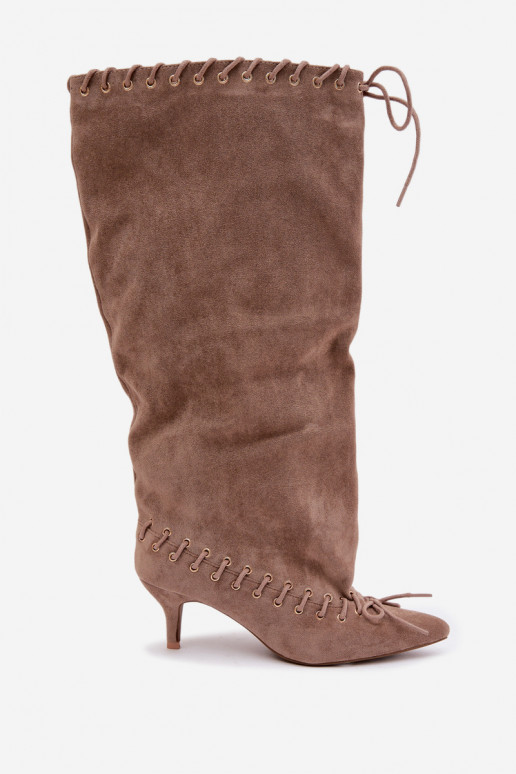 Stiefel bis zum Knie mit mittelhohem Absatz aus Kunstveloursleder mit dekorativen Schnürsenkeln in Sandfarbe Juletta