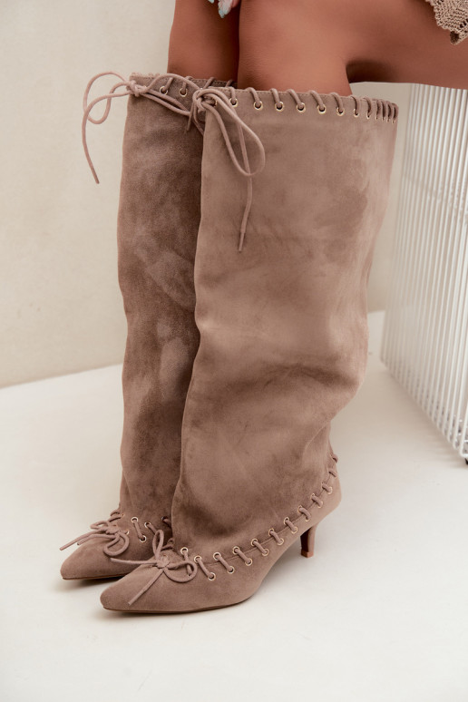Stiefel bis zum Knie mit mittelhohem Absatz aus Kunstveloursleder mit dekorativen Schnürsenkeln in Sandfarbe Juletta