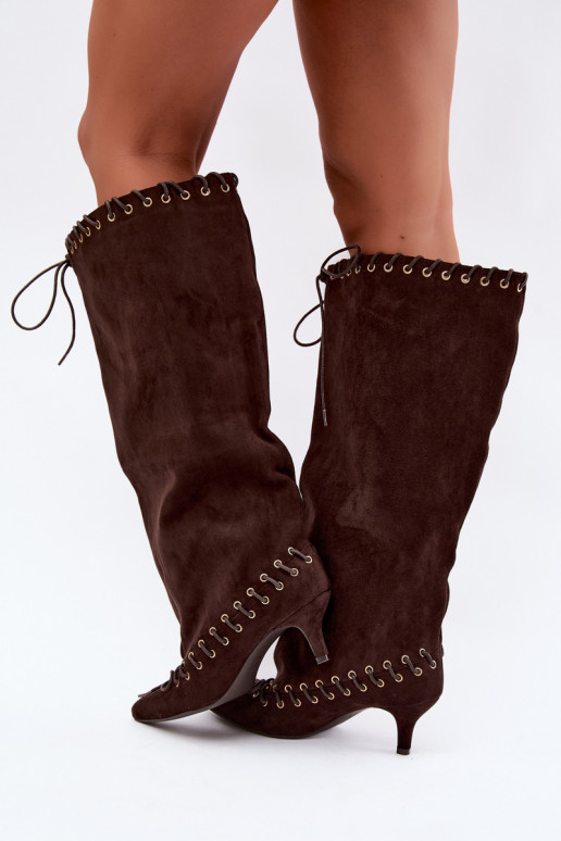 Stiefel bis zum Knie mit mittelhohem Absatz aus Kunstveloursleder mit dekorativen Schnürsenkeln in Schokoladenfarbe Juletta