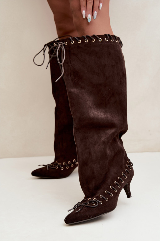 Stiefel bis zum Knie mit mittelhohem Absatz aus Kunstveloursleder mit dekorativen Schnürsenkeln in Schokoladenfarbe Juletta