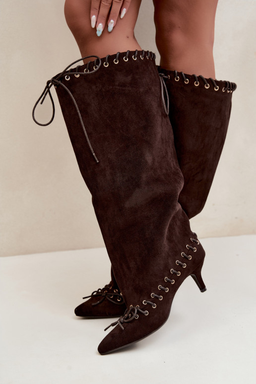 Stiefel bis zum Knie mit mittelhohem Absatz aus Kunstveloursleder mit dekorativen Schnürsenkeln in Schokoladenfarbe Juletta