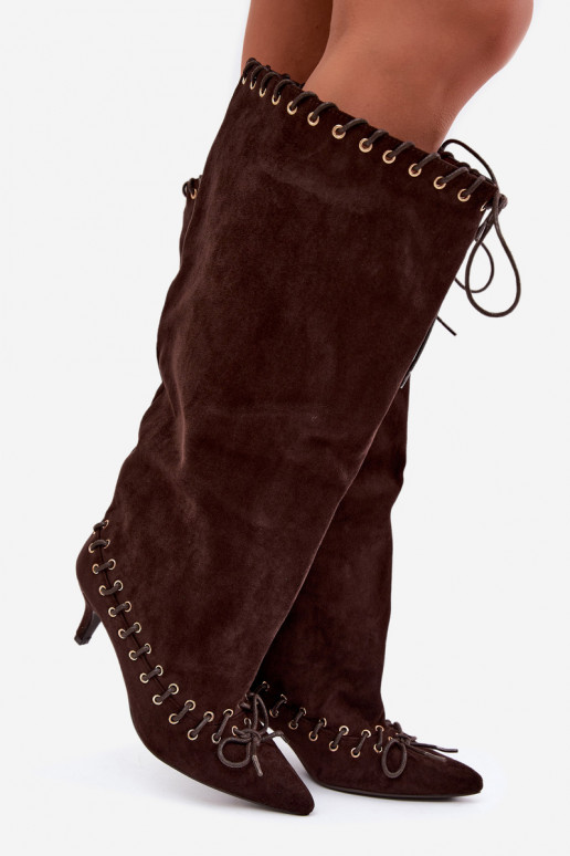 Stiefel bis zum Knie mit mittelhohem Absatz aus Kunstveloursleder mit dekorativen Schnürsenkeln in Schokoladenfarbe Juletta