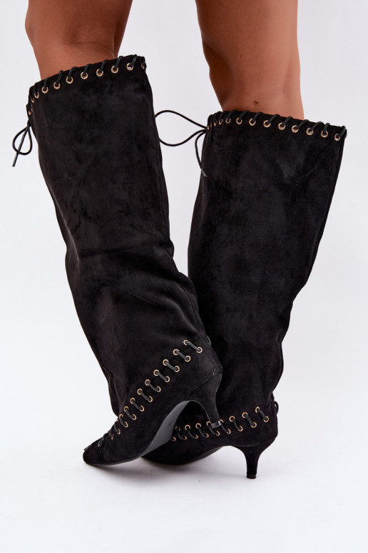 Stiefel bis zum Knie mit mittelhohem Absatz aus Kunstveloursleder mit dekorativen Schnürsenkeln in schwarzer Farbe Juletta