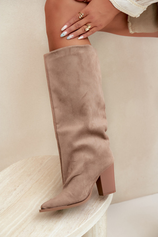 Damen kniehohe Stiefel zum Hineinschlüpfen aus Kunstveloursleder in sandfarbener Farbe Carmina