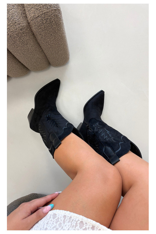Knöchelhohe Cowboy-Stiefel in schwarz Betina