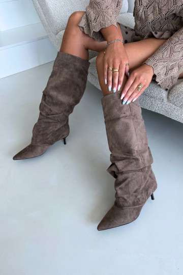 Khakifarbene zerknitterte Knöchelhohe Stiefel mit Kitten-Heel aus Wildleder LoĮen
