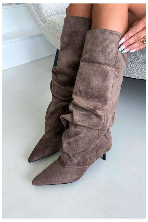 Khakifarbene zerknitterte Knöchelhohe Stiefel mit Kitten-Heel aus Wildleder LoĮen