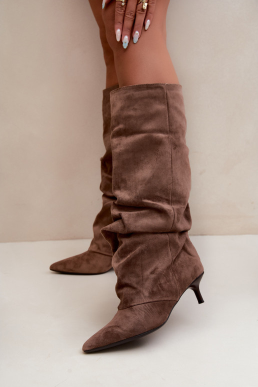 Khakifarbene zerknitterte Knöchelhohe Stiefel mit Kitten-Heel aus Wildleder LoĮen