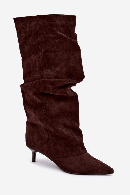 Schokoladenfarbene zerknitterte Knöchelhohe Stiefel mit Kitten-Heel aus Wildleder LoĮen
