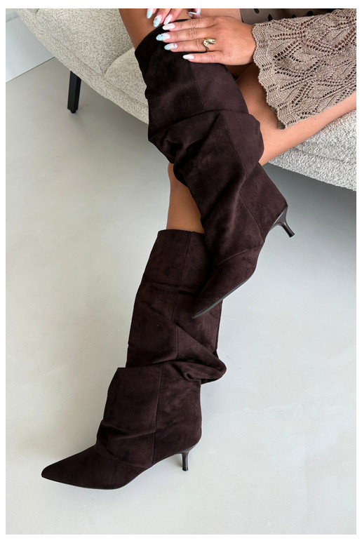 Schokoladenfarbene zerknitterte Knöchelhohe Stiefel mit Kitten-Heel aus Wildleder LoĮen