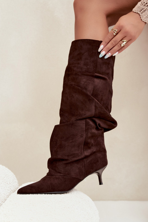 Schokoladenfarbene zerknitterte Knöchelhohe Stiefel mit Kitten-Heel aus Wildleder LoĮen
