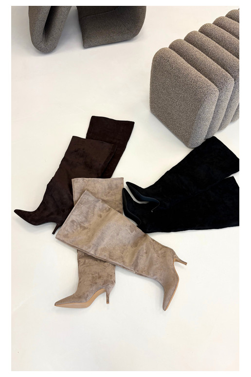 Slip-On Damenkniehohe Stiefel mit dünnen Absätzen in schwarzer Corly