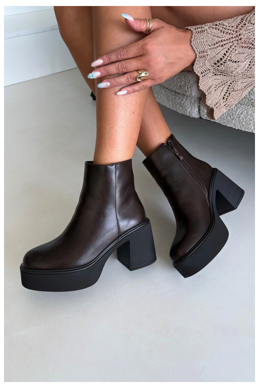 Isolierte Stiefeletten mit Absatz und Plattform in Schokoladenfarbe Lurela