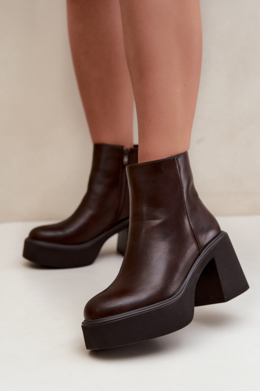Isolierte Stiefeletten mit Absatz und Plattform in Schokoladenfarbe Lurela