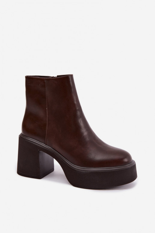 Isolierte Stiefeletten mit Absatz und Plattform in Schokoladenfarbe Lurela