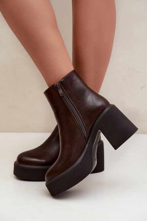 Isolierte Stiefeletten mit Absatz und Plattform in Schokoladenfarbe Lurela