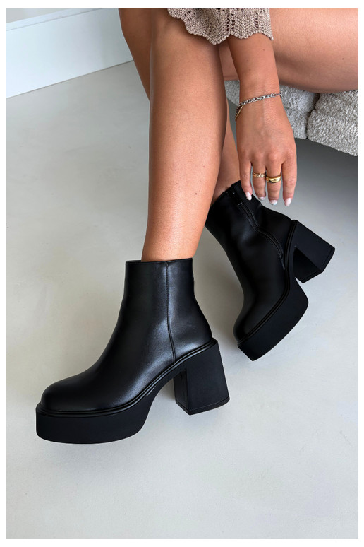 Isolierte Stiefeletten mit Absatz und Plattform in schwarzer Farbe Lurela