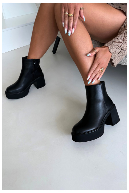 Isolierte Stiefeletten mit Absatz und Plattform in schwarzer Farbe Lurela