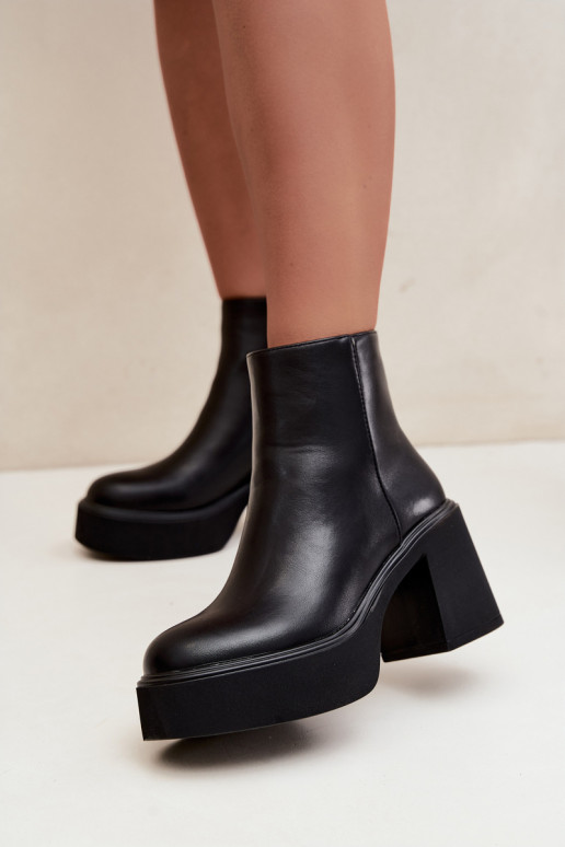 Isolierte Stiefeletten mit Absatz und Plattform in schwarzer Farbe Lurela