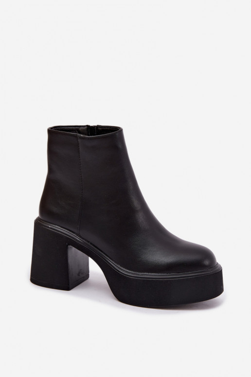 Isolierte Stiefeletten mit Absatz und Plattform in schwarzer Farbe Lurela