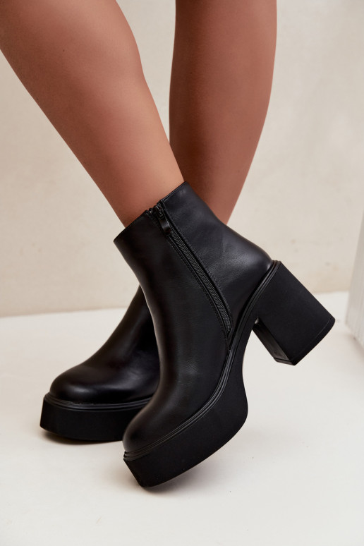 Isolierte Stiefeletten mit Absatz und Plattform in schwarzer Farbe Lurela