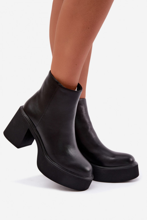 Isolierte Stiefeletten mit Absatz und Plattform in schwarzer Farbe Lurela