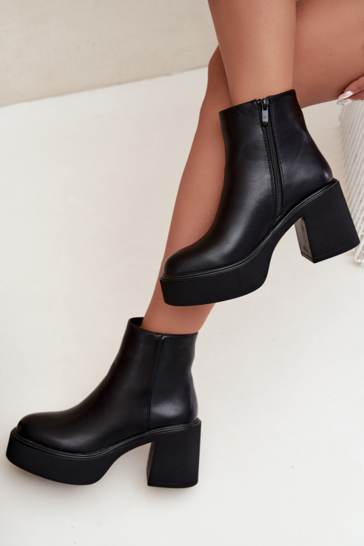 Isolierte Stiefeletten mit Absatz und Plattform in schwarzer Farbe Lurela