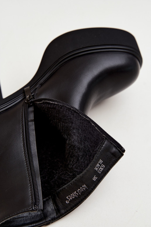 Isolierte Stiefeletten mit Absatz und Plattform in schwarzer Farbe Lurela