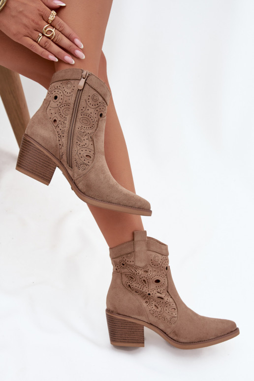 Sandfarbene Damen-Stiefeletten im Cowboy-Stil mit Ausschnitten Nolvina