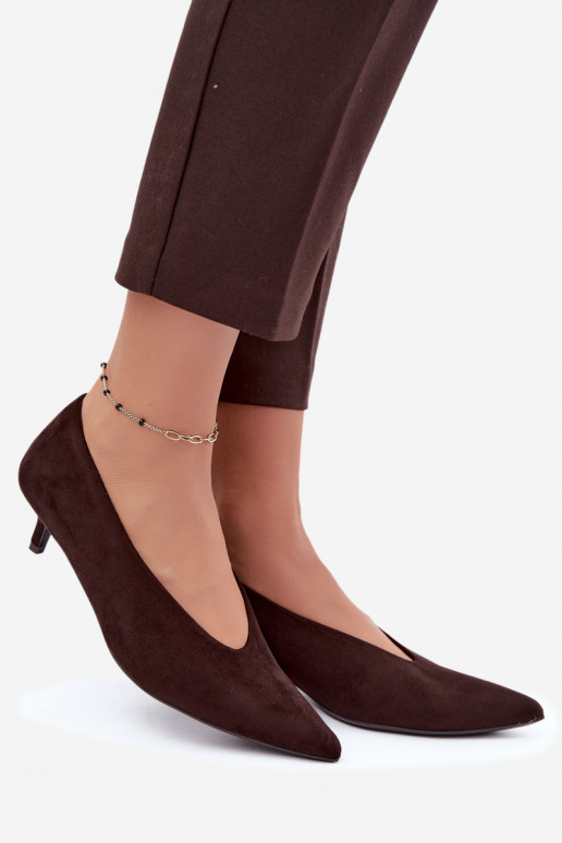 Schokoladenfarbene Wildlederschuhe mit Kitten Heel Nuretta
