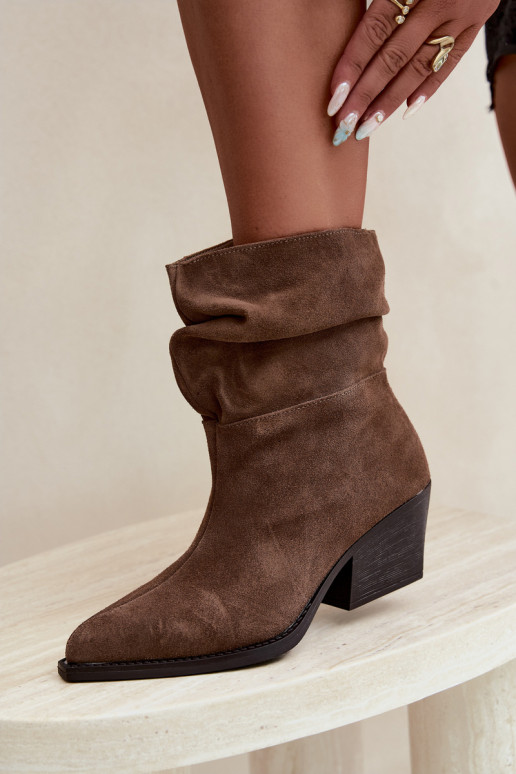 Stiefeletten aus natürlichem Wildleder mit Falten und Absätzen in brauner Farbe Merrin