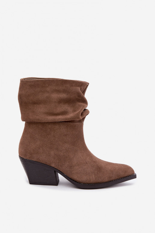 Stiefeletten aus natürlichem Wildleder mit Falten und Absätzen in brauner Farbe Merrin