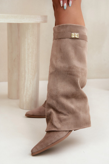 damen kniehohe Stiefel mit genähtem Schaft auf niedrigem Absatz aus Kunstveloursleder in Sandfarbe Gisellea
