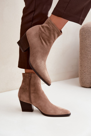 damen Stiefeletten mit schrägen Absätzen in Sandfarbe Atina