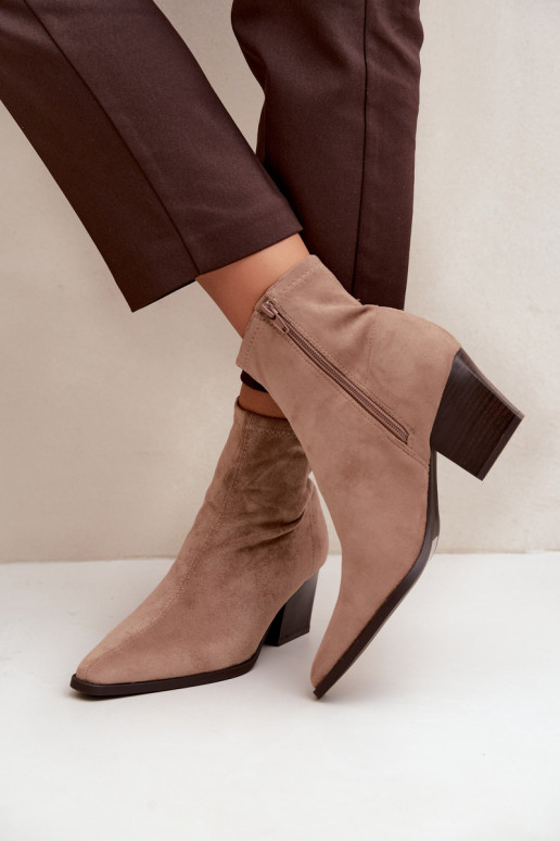 damen Stiefeletten mit schrägen Absätzen in Sandfarbe Atina