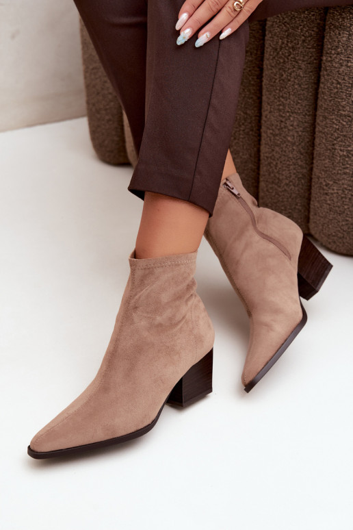 damen Stiefeletten mit schrägen Absätzen in Sandfarbe Atina
