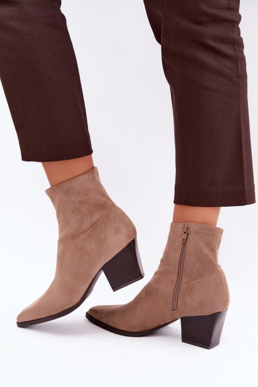 damen Stiefeletten mit schrägen Absätzen in Sandfarbe Atina