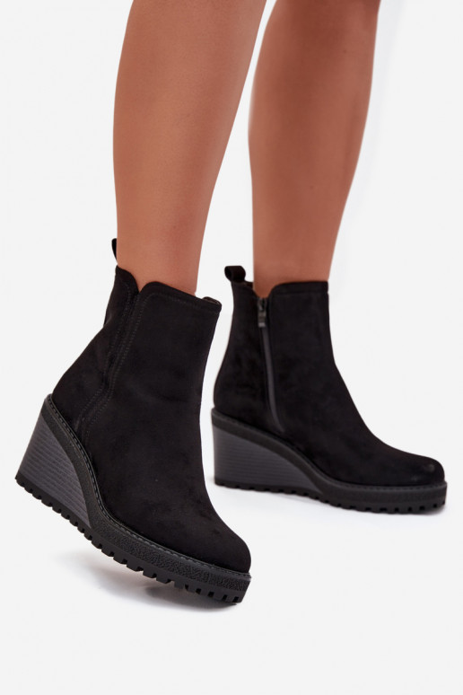 isolierte Stiefeletten aus Kunstveloursleder in schwarz