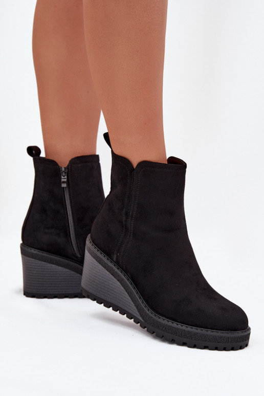 isolierte Stiefeletten aus Kunstveloursleder in schwarz