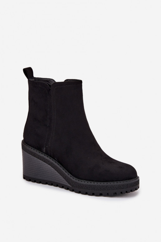 isolierte Stiefeletten aus Kunstveloursleder in schwarz