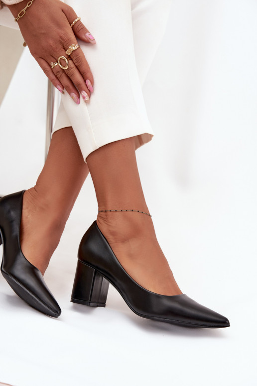 Stilettoabsätze mit spitzen Zehen in schwarz