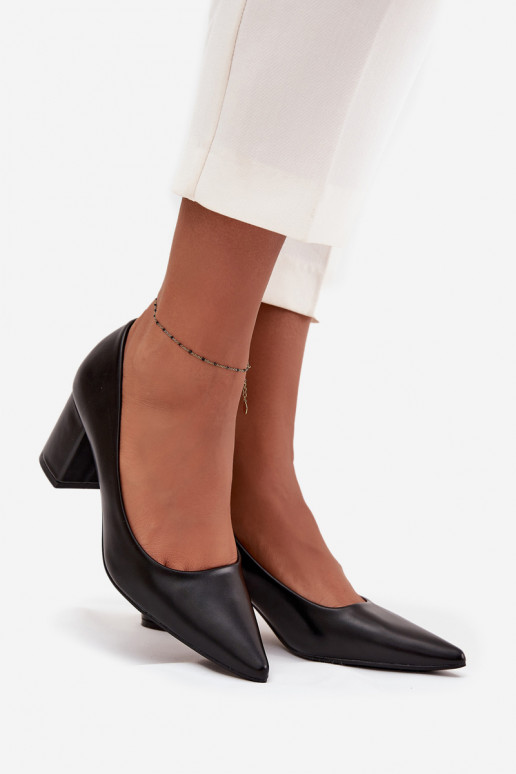 Stilettoabsätze mit spitzen Zehen in schwarz