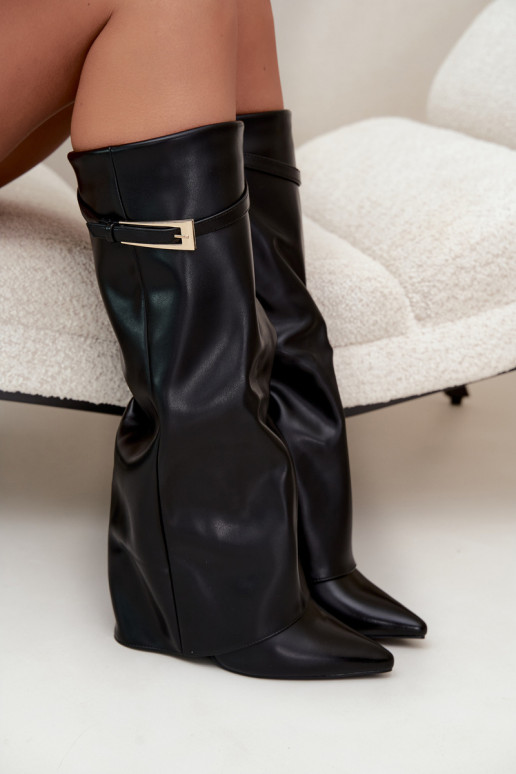 Lange Stiefel mit Absätzen und genähtem Schaft mit Schnallen in schwarzer Farbe Amrie