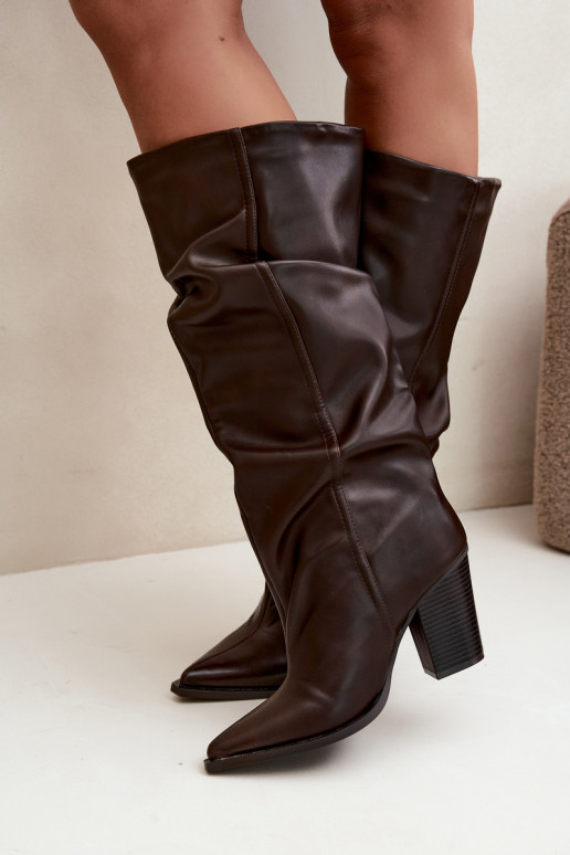 Schokoladenfarbene Stiefeletten mit Absatz und Rüschen aus Kunstleder Jensy