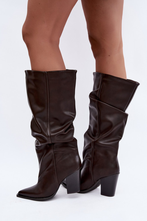 Schokoladenfarbene Stiefeletten mit Absatz und Rüschen aus Kunstleder Jensy